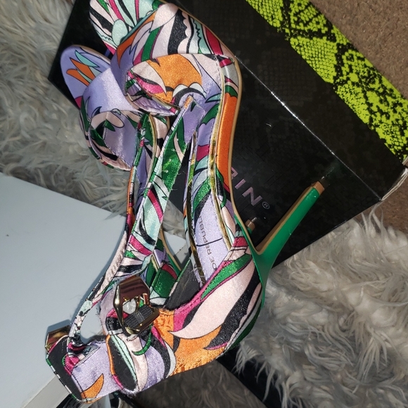 Multi Color Heel 😍 - Picture 2 of 4